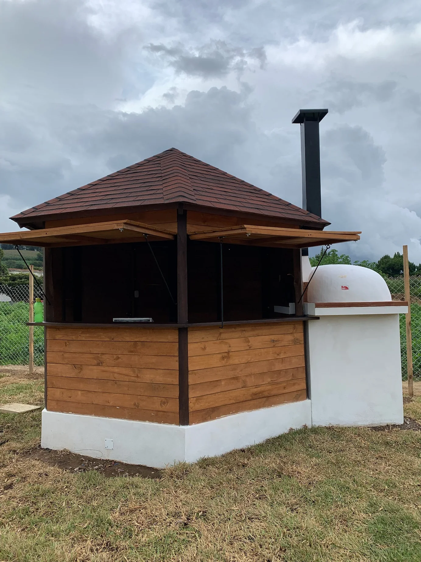 Kiosco construido con madera