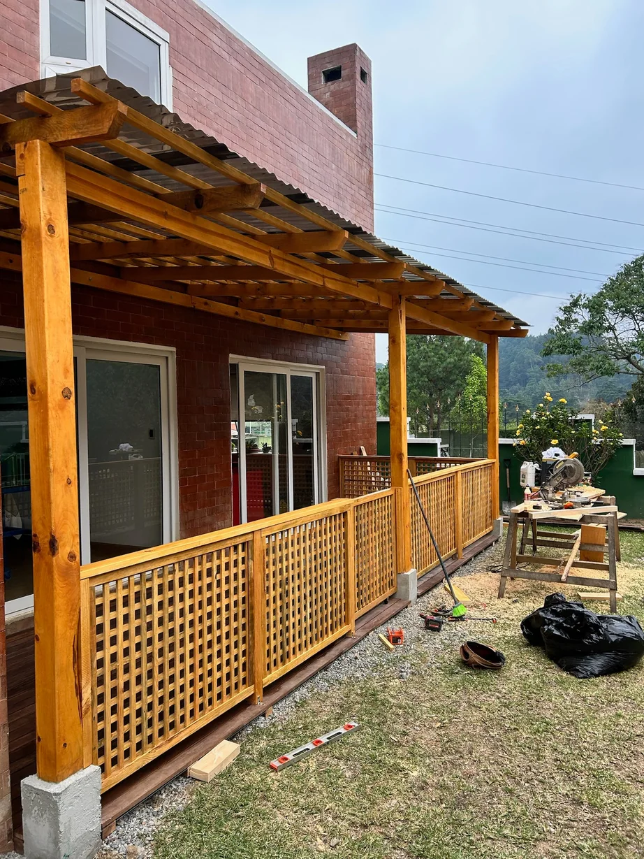 Pérgola de madera instalada